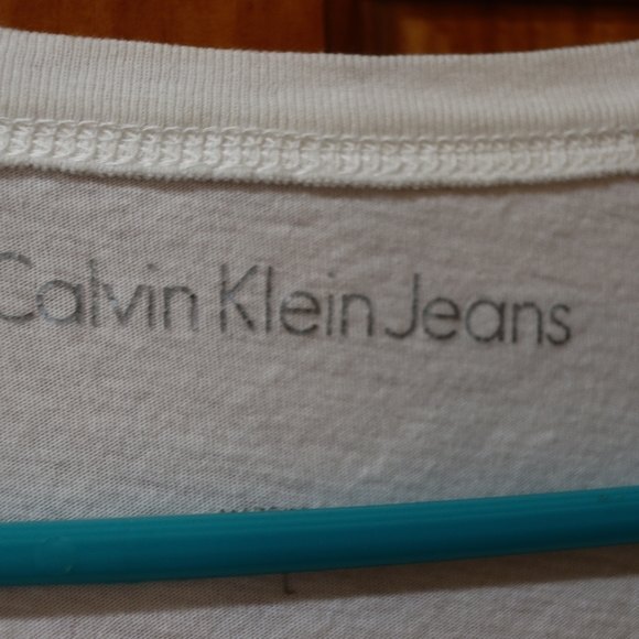 Calvin Klein Jean's White Tshirt Distressed Logo Vneck LG - Picture 4 of 11